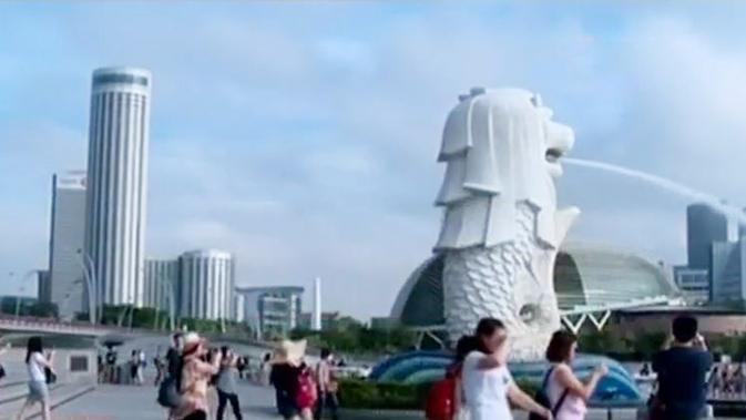 Tempat yang wajib dikunjungi saat melancong ke Singapura adalah kawasan Merlion Park.