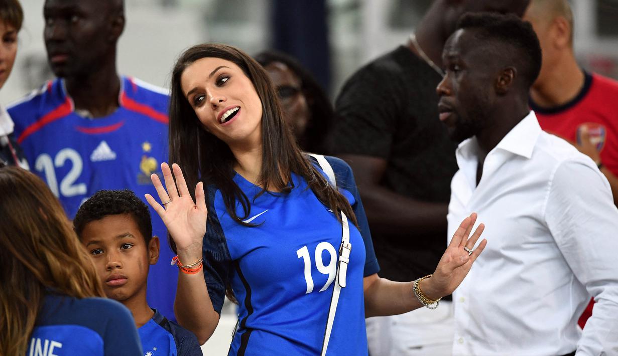 Wanita yang berprofesi sebagai model ini kerap datang langsung kelapangan untuk mendukung langsung sang kekasih bertanding. (AFP/Franck Fife)