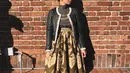 Berkunjung ke San Francisco, California, Ayushita tampil vintage dengan rok  bercorak dan baju hitam. Tatanan rambut dicepol, membuat penampilan Ayushita semakin manis.  (Liputan6.com/IG/@ayushita)