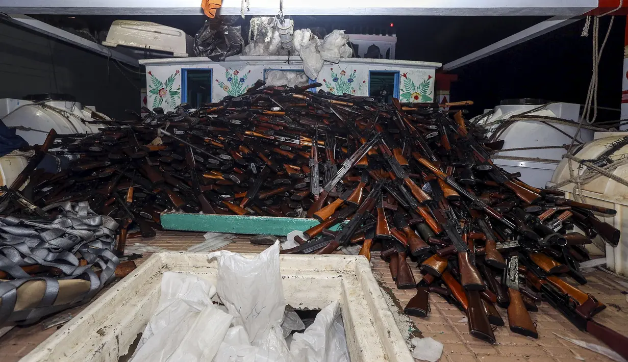 1.989 senapan serbu AK-47, 100 unit peluncur granat, 49 unit senapan mesin PKM dan 20 tabung mortar disita AL Australia dari kapal nelayan yang menuju Somalia di lepas pantai Oman, 26 Februari 2016. (REUTERS/ABIS Sarah Ebsworth/Australian Defence Force)