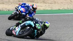 Pembalap Petronas Yamaha, Franco Morbidelli, memimpin balapan  MotoGP Teruel, Minggu (25/10/2020). Morbidelli berhasil finis pertama dengan catatan waktu 41 menit 47,652 detik. (AP/Jose Breton)