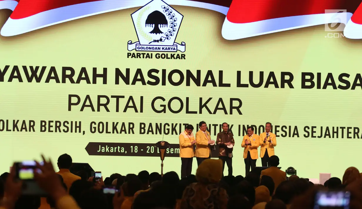 Presiden Joko Widodo (tengah) bersama Ketua Umum Partai Golkar Airlangga Hartarto (kedua kiri) memukul Tifa saat membuka Musyawarah Nasional Luar Biasa (Munaslub) Partai Golkar di Jakarta, Senin (18/12). (Liputan6.com/Angga Yuniar)