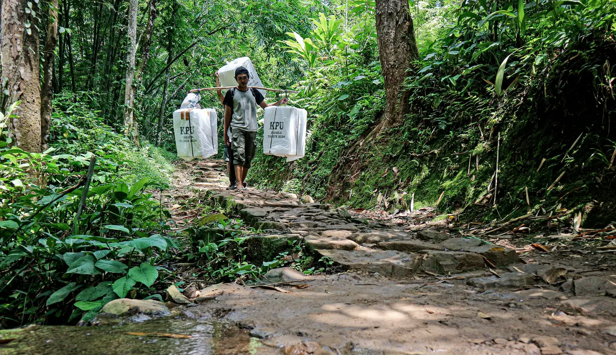 Warga membawa kotak suara untuk didistribusikan ke tempat pemungutan suara (TPS) menjelang pemilihan umum pada 14 Februari, di desa Kanekes, Kabupaten Lebak, Banten, Selasa, 13 Februari 2024. (AP Photo/Rangga Firmansyah)