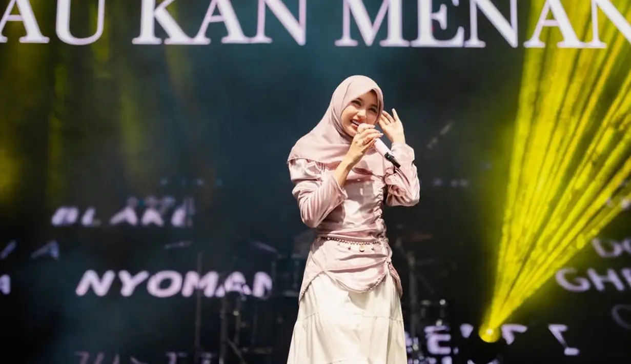 Ghea memilih tampil dengan outfit bernuansa pastel. Dengan mengenakan kerudung segitiga warna pink keunguan. Bahkan model kerudungnya pun sederhana.  [@gheaindrawari]