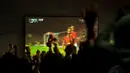 Suporter Manchester United bersorak saat menyaksikan penyerang "The Red Devils", Juan Mata berhasil membobol gawang Liverpool pada acara nonton bareng di Tanah Kusir, Jakarta (14/12/2014). (Liputan6.com/Helmi Fithriansyah)