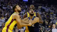 Duo Golden State Warriors, Stephen Curry (kiri) dan Kevin Durant berebut bola dengan bintang Minnesota Timberwolves Karl-Anthony Towns (tengah) pada laga NBA di Oracle Arena, Kamis (25/1/2018) atau Jumat (26/1/2018) WIB. (AFP/Ezra Shaw)