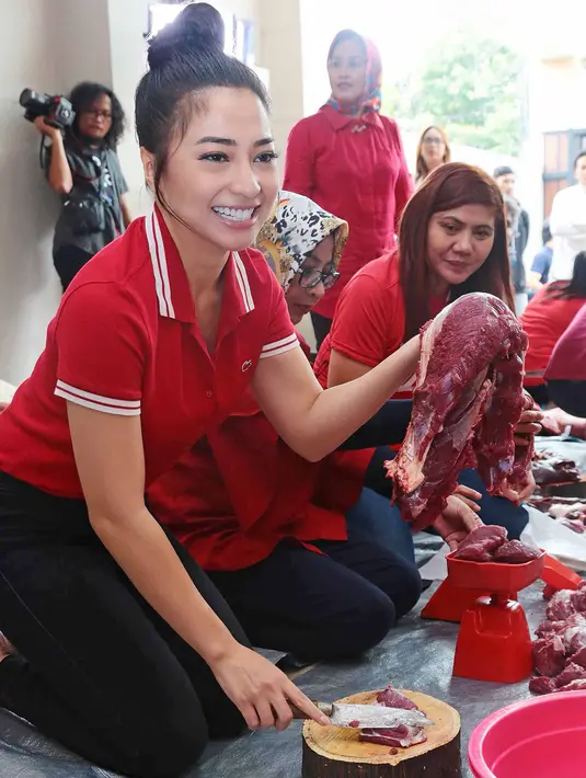 Aktris Nikity Willy berpose sambil memegang daging kurban di kediamannya Jatiwaringin, Jakarta (1/9). Nikita Willy mengaku jika setiap tahunnya dirinya selalu menyempatkan untuk berkurban.  (Liputan6.com/Herman Zakharia)