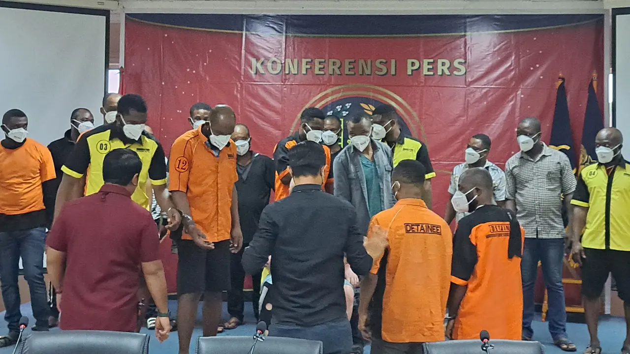 Petugas Kantor Imigrasi Kelas I Khusus TPI Bandara Soekarno-Hatta mengamankan 20 WNA Asal Benua Afrika yang diduga kerap dikeluhkan warga karena kerap buat kegaduhan.