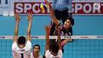 Pemain Timnas voli putra Thailand, Kitsada Somkane melakukan smes ke arah pemain Hongkong pada Kejuaraan Voli Asia 2017 ke-16 di GOR Tri Dharma, Gresik, Rabu (26/7). Thailand unggul 3-1 (23-25, 25-8, 25-19, 25-21). (Liputan6.com/Helmi Fithriansyah)