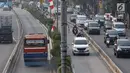 Pengguna kendaraan pribadi melintasi jalur bus Transjakarta di Jalan Otista Raya, Jakarta, Rabu (11/7). Pelanggaran lalu lintas ini dilakukan meski kondisi lalu lintas lancar. (Liputan6.com/Immanuel Antonius)