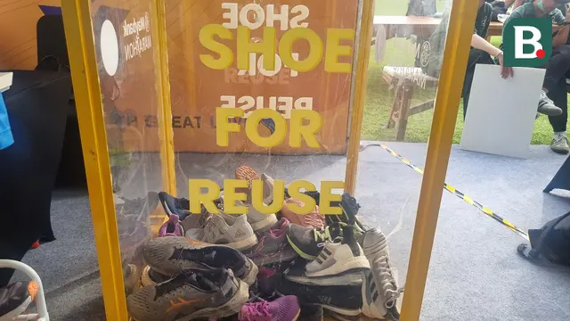 Donasi sepatu di Maybank Marathon 2024