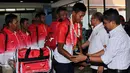 Para Atlet Dayung Indonesia saat tiba di Bandara Soekarno-Hatta, Banten, Selasa (16/6/2015). Dengan raihan 13 medali emas, 6 perak dan 4 perunggu, Indonesia dinobatkan sebagai juara umum rowing SEA Games 2015. (Liputan6.com/Helmi Afandi)