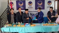 Penyerahan berkas hasil rapat pleno DPD Nasdem Kota Cirebon kepada DPW Jawa Barat terkait rekomendasi Eti Herawati di Pilkada 2024. (Ist)