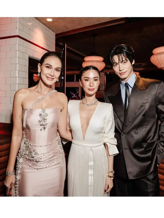 Luna Maya tampil memukau dalam acara glamor yang diadakan di Marina Bay Sands, bertepatan dengan perayaan transformasi baru tempat ikonik tersebut. [@lunamaya].