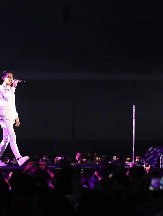 Saat itu Afgan berhasil memukau para penggemarnya yang hadir, ia mengawali penampilannya dengan menyanyikan beberapa lagu hits andalannya. Para penonton turut berdendang bersama saat Afgan menyanyikan lagu Dia Dia Dia. (Adrian Putra/Bintang.com)