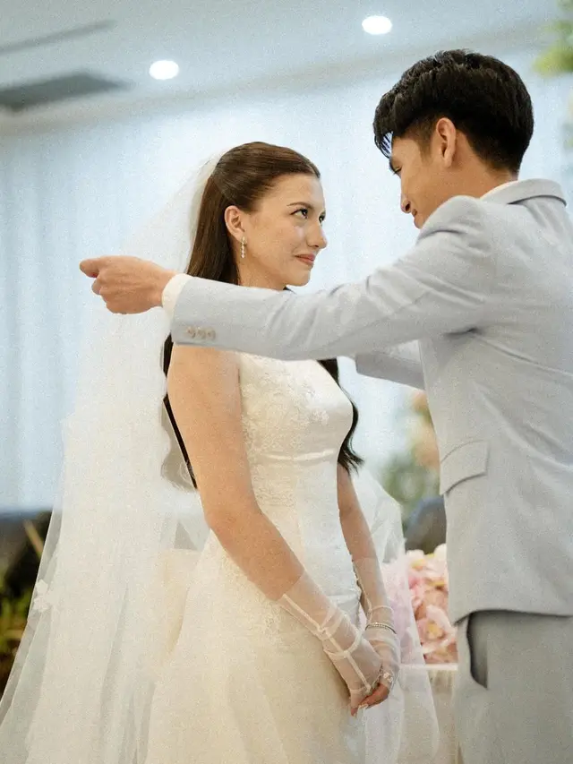 Sat Set Menikah, Pesona Anggun Cassandra Lee Kenakan Gaun Pengantin Putih di Pemberkatan Pernikahan