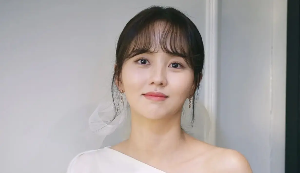 Kim So Hyun menjadi lawan main Song Kang di drama Love Alarm. Perempuan ini terkenal dengan rambut panjang dan pipi tembam yang membuatnya selalu tampak awet muda. Kim So Hyun sering menggerai rambut panjangnya dan tampil dengan makeup natural, seperti hanya menggunakan lip tint atau lip balm saja.