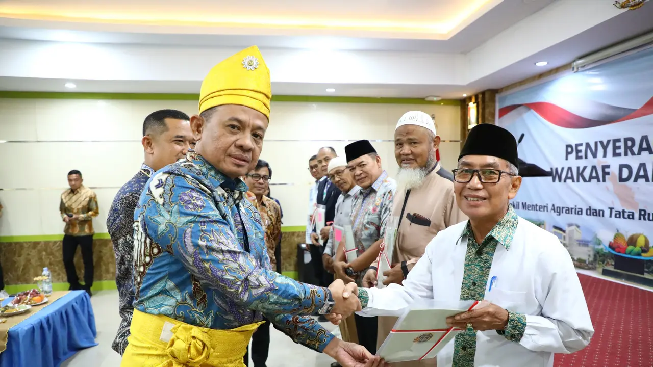 Kementerian Agraria dan Tata Ruang/Badan Pertanahan Nasional (ATR/BPN) menyerahkan 6 sertipikat tanah wakaf di Kantor Pertanahan (Kantah) Kabupaten Deli Serdang, Sumatera Utara.