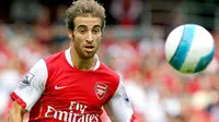 Arsenal&#039;s French Midfielder Mathieu Flamini eyes the ball during their Premiership match against Portsmouth at home to Arsenal at the Emirates football stadium, 02 September 2007. AFP PHOTO/CARL DE SOUZA