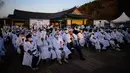 Peserta mengenakan kostum tradisional saat mereka berkumpul untuk merayakan peringatan Gerakan Kemerdekaan 1 Maret di Cheonan, 90 kilometer selatan Seoul pada 28 Februari 2023. Warga Korea Selatan merayakan hari libur peringatan untuk menandai pemberontakan sipil 1919 melawan Pemerintahan kolonial Jepang dari tahun 1910-1945. (AFP/Anthony Wallace)