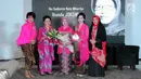 Ibunda Presiden Joko Widodo, Sudjiatmi Notomiharjo (tengah) berfoto bersama usai menerima penghargaan Perempuan Tangguh Award 2018 di Rumah Pertiwi Jakarta, Sabtu (22/12). Sudjiatmi menerima Perempuan Tangguh Award 2018. (Liputan6.com/Helmi Fithriansyah)