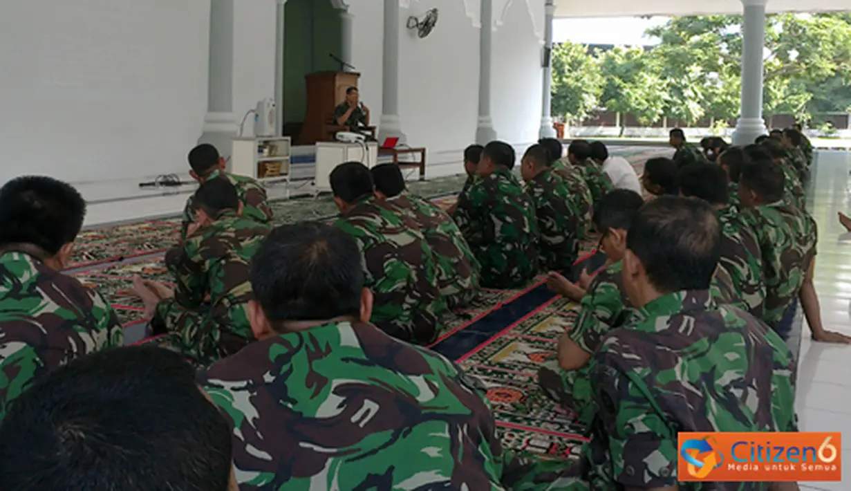 Citizen6, Surabaya: Dalam kegiatan agama tersebut, tampak para pejabat Kobagdikal yang berbaur dengan prajurit  dan PNS Kobangdikal lainya. (Pengirim: Penkobangdikal)