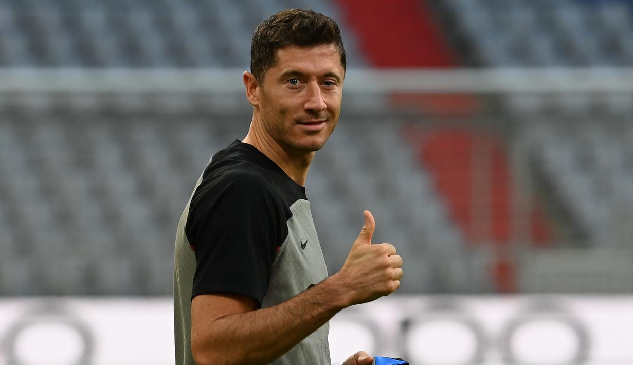 Barcelona jelas beruntung mendapatkan Robert Lewandowski. Saat masih berseragam Bayern Munchen, sang pemain selalu mejadi mimpi buruk Barcelona. Tercatat dalam 4 laga terakhir Barcelona selalu kalah atas Munchen. Robert Lewandowski mampu menyumbang 4 gol dan 2 assist dalam 4 laga tersebut. (AFP/Christof Stache)