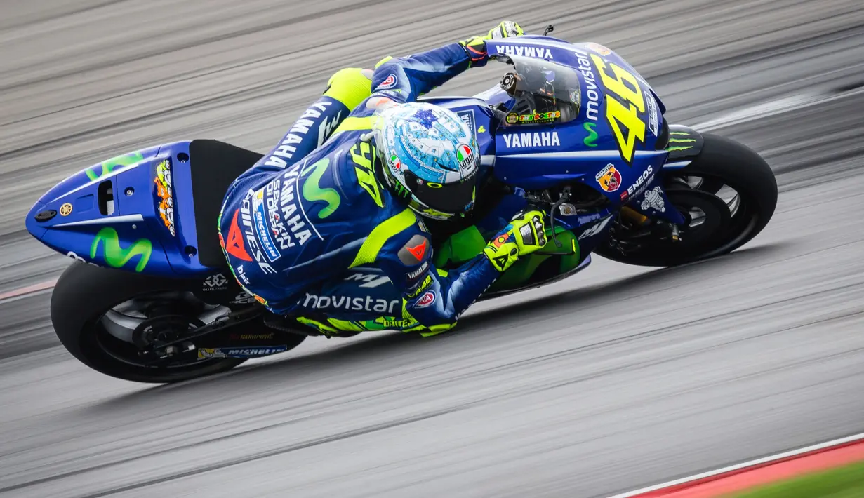 Valentino Rossi saat memacu YZR-M1 tanpa sayap di hari kedua tes pramusim di Sirkuit Sepang, Malaysia, Selasa (31/1). Dorna (penyelenggara MotoGP) melarangan penggunaan winglet pada MotoGP 2017. (AP PHOTO)