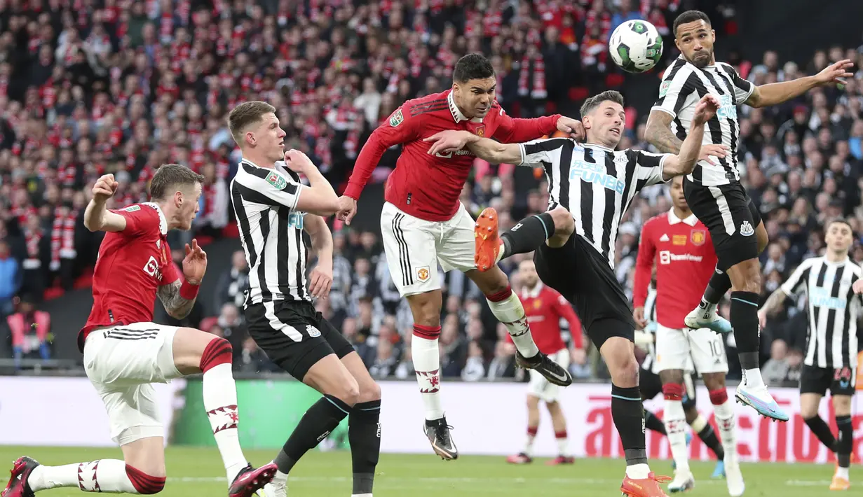 Gelandang Manchester United (MU) Casemiro menyundul bola untuk mencetak gol pembuka timnya ke gawang Newcastle United pada partai final Carabao Cup 2022/2023 di Stadion Wembley, Senin dini hari WIB (27/2/2023). MU tampil tangguh untuk membekuk Newcastle dengan skor meyakinkan 2-0 dan menjadi juara Carabao Cup 2022-2023. (AP Photo/Scott Heppell)