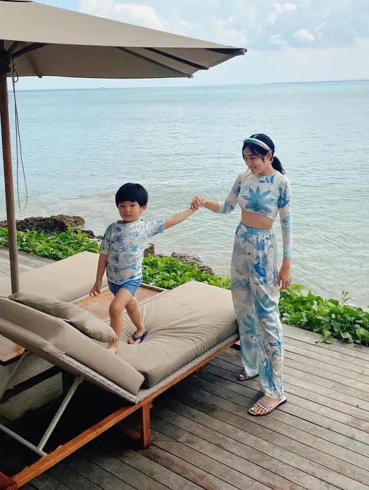 Kali ini, Tiffany berpose bersama sang anak mengenakan outfit kembar. Tiffany dengan setelan crop top dan celana panjang tie-dye bernuansa biru-putih yang cantik, sedangkan anaknya tampil dengan kaus yang serasi dan celana pendek biru. Foto: Instagram.