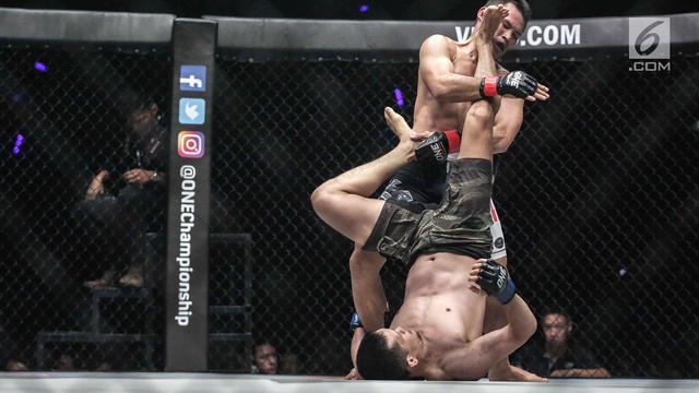 FOTO: Duel Sengit Petarung Indonesia Yohan - Victorio di One Championship