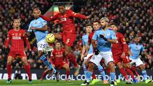 Gelandang Liverpool, Georginio Wijnaldum, mengontrol bola saat melawan Manchester City pada laga Premier League di Stadion Anfield, Liverpool, Minggu (10/11). Liverpool menang 3-1 atas City. (AFP/Paul Ellis)