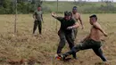 Pejuang dari Angkatan Bersenjata Revolusioner Kolombia (FARC) bermain sepak bola di sebuah kamp di mana mereka mempersiapkan diri untuk meratifikasi kesepakatan damai dengan pemerintah, di Yari Plains, Kolombia, (19/9). (REUTERS/John Vizcaino)