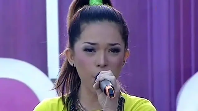 Dewi-Dewi membawakan lagu Pupus dalam acara inBox SCTV (25/04/2014). 