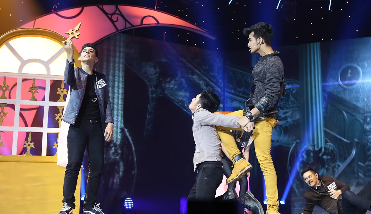 Aksi para finalis Ganteng-Ganteng Serigala mencari bakat di atas panggung (Galih W Satria/Bintang.com)