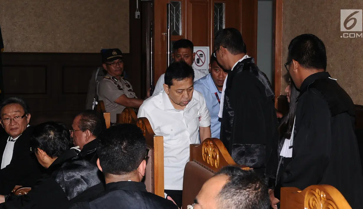 Tersangka korupsi proyek E-KTP Setya Novanto (tengah) bersama kuasa hukumnya jelang mengikuti sidang perdana di Pengadilan Tipikor, Jakarta, Rabu (13/12). Sidang beragendakan pembacaan dakwaan Jaksa Penuntut Umum KPK. (Liputan6.com/Helmi Fithriansyah)