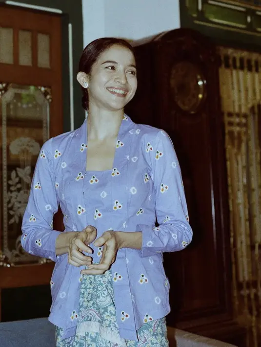 Putri Marino mengenakan kebaya dengan kebaya warna biru dipadukan kain batik hijau. [Instagram/@putrimarino]