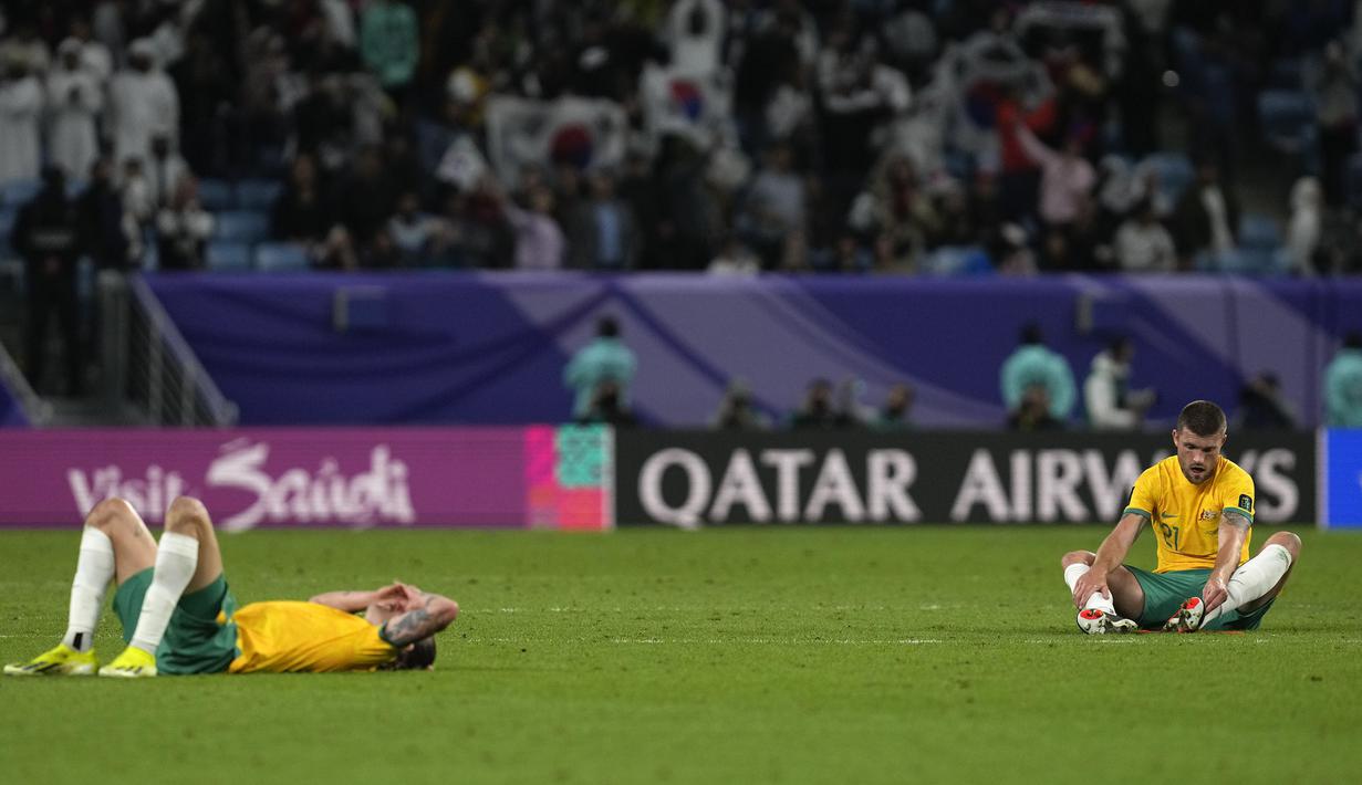 Ekspresi kecewa dua pemain Timnas Australia, Cameron Burgess (kanan) dan Jackson Irvine setelah tersingkir di babak perempatfinal Piala Asia 2023 usai kalah 1-2 dari Korea Selatan di Al Janoub Stadium, Al Wakrah, Qatar, Jumat (2/2/2024) malam waktu setempat. (AP Photo/Thanassis Stavrakis)