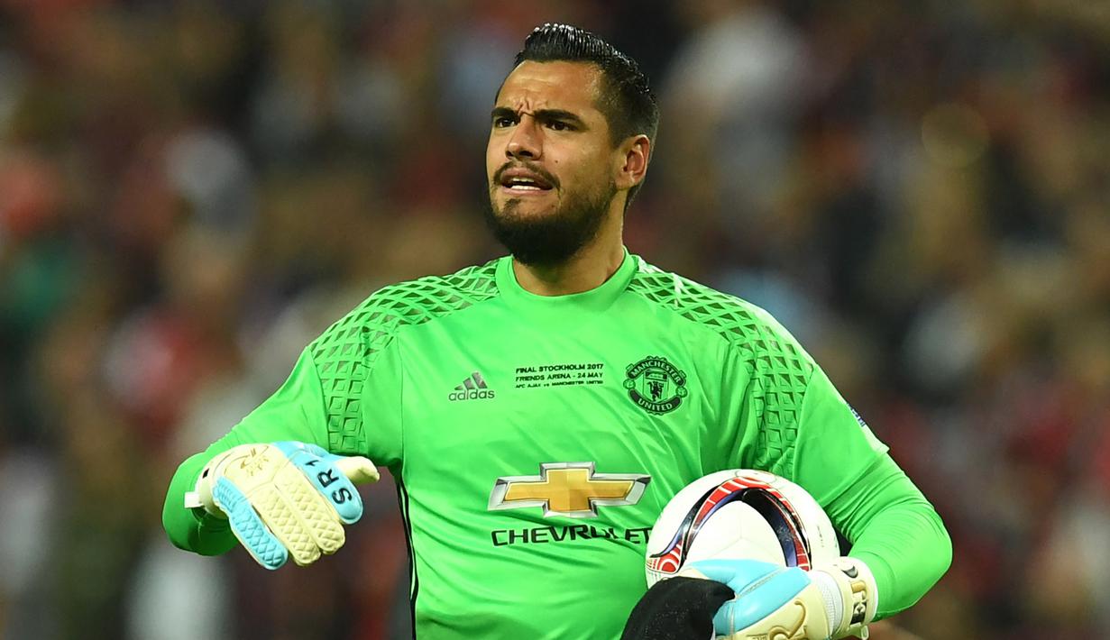 Sergio Romero. Kiper Argentina berusia 35 tahun ini didatangkan Manchester United dari Sampdoria dengan status bebas transfer pada awal musim 2015/2016 setelah membela Il Samp selama 4 musim dan sempat dipinjamkan juga ke AS Monaco selama 1 musim pada 2013/2014. Awalnya ia diplot sebagai pelapis David De Gea di bawah mistar gawang MU namun akhirnya tergusur oleh kehadiran Dean Henderson yang kembali dari masa peminjaman bersama Sheffield United pada 2020/2021. Ia pun hengkang dari MU pada awal musim 2021/2022 setelah total tampil dalam 61 laga di semua ajang dengan torehan 39 kali clean sheet dan kebobolan 27 gol. (AFP/Paul Ellis)