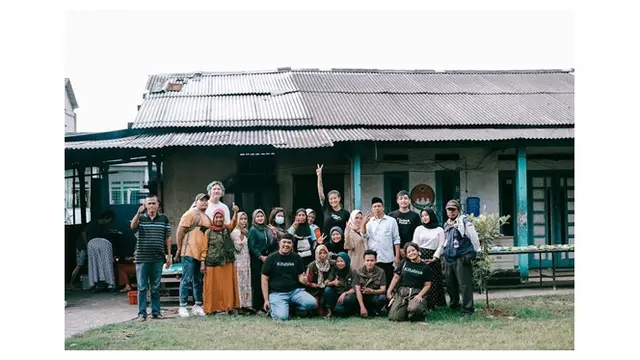 6 Potret Awkarin Jadi Relawan Yayasan Penampung ODGJ, Tuai Pujian