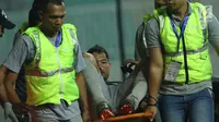 Penjaga gawang Indonesia U-23, Andritany ditandu keluar lapangan saat laga melawan Uzbekistan pada PSSI Anniversary 2018 di Stadion Pakansari, Kab Bogor, Kamis (3/5). Babak pertama imbang 0-0. (Liputan6.com/Helmi Fithriansyah)