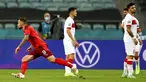 Pemain Swiss Haris Seferovic (kiri) merayakan gol ke gawang Turki pada pertandingan Grup A Euro 2020 di Stadion Olimpiade Baku, Baku, Azerbaijan, Minggu (20/6/2021). Swiss menang 3-1. (Ozan Kose/Pool via AP)