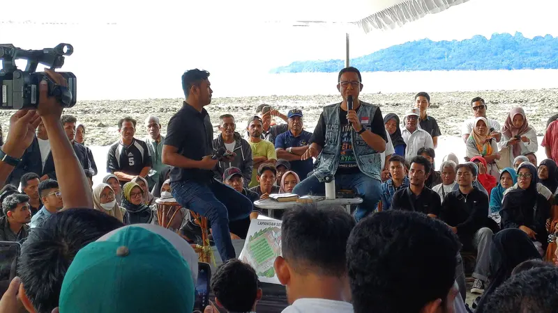 Calon presiden nomor urut satu Anies Baswedan di acara 'Desak Anies' Ambon, Maluku, Senin (15/1/2024). (Liputan6.com/Winda Nelfira)