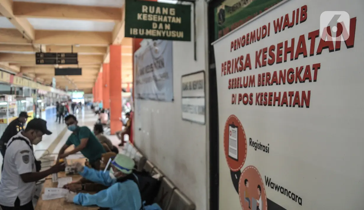 Sopir bus antarkota antarprovinsi (AKAP) saat menjalani tes kesehatan di Terminal Kampung Rambutan, Jakarta Timur, Selasa (20/12/2022). Memasuki arus libur Natal dan Tahun Baru, Dinas Perhubungan bersama Dinas Kesehatan DKI Jakarta menggelar tes kesehatan bagi sopir dan kondektur selama seminggu ke depan guna mencegah penggunaan narkoba serta untuk menjamin keselamatan perjalanan. (merdeka.com/Iqbal S. Nugroho)