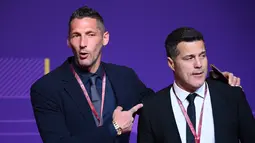Mantan pesepak bola Italia dan pemenang piala dunia Marco Materazzi (kiri) dan mantan pesepak bola Brasil Julio Cesar (kanan) tiba untuk menghadiri undian atau drawing Piala Dunia 2022 Qatar di Doha Exhibition and Convention Center pada 1 April 2022. (FRANCK FIFE / AFP)