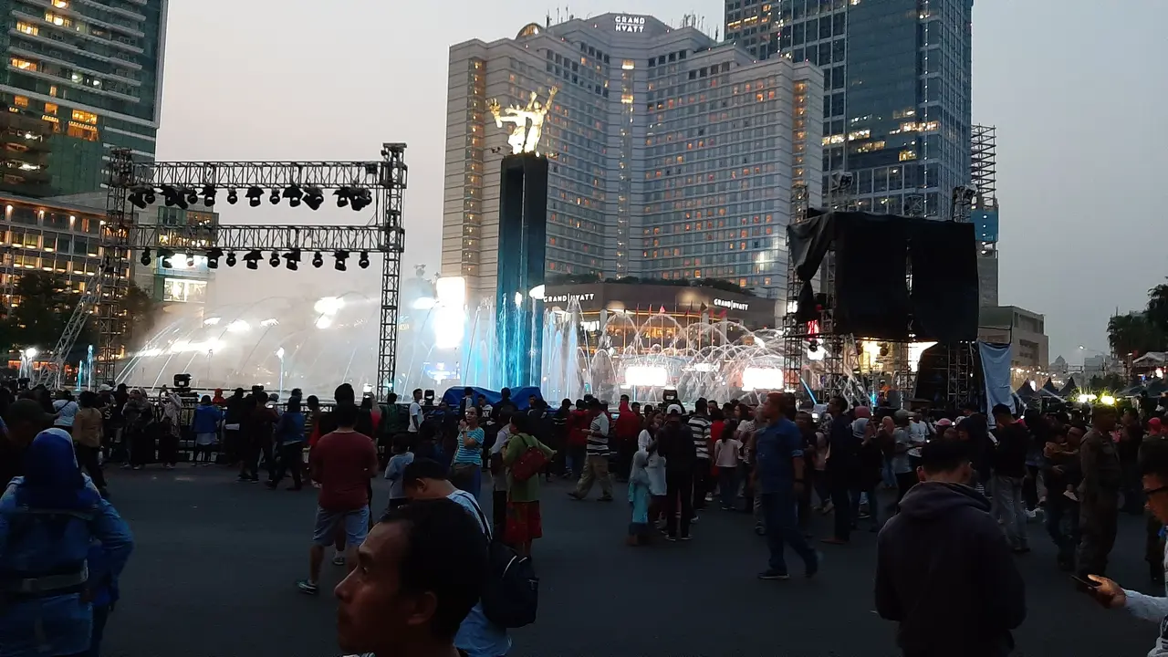 Masyarakat memadati malam puncak HUT DKI Jakarta di Bundaran HI, Sabtu (22/6/2019)