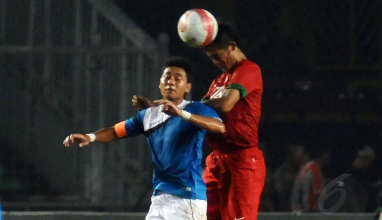 Pemain belakang Timnas Indonesia, M Roby, menahan M Shahril Bin Ishak (AFF All Star-kiri) di laga persahabatan di Stadion GBK Jakarta, (11/5/2014). (Liputan6.com/Helmi Fithriansyah)