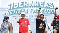 Menkominfo Rudiantara saat mendeklarasikan siber kreasi melawan hoax saat CFD di Jakarta, Minggu (5/11). Siber kreasi dibentuk dari berbagai komunitas dan elemen masyarakat. (Liputan6.com/Angga Yuniar)