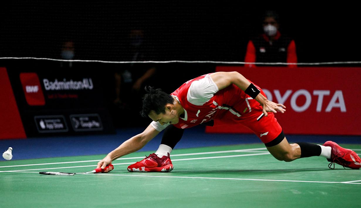 <p>Pebulu tangkis tunggal putra Indonesia Jonatan Christie berusaha mengembalikan kok ke arah tunggal putra India Kidambi Srikanth pada final putra turnamen bulu tangkis Piala Thomas 2022 di Impact Arena, Bangkok, Thailand, Minggu (15/5/2022). Jonatan kalah dari Srikanth Kidambi dengan skor 15-21, 21-23. (Manan VATSYAYANA / AFP)</p>