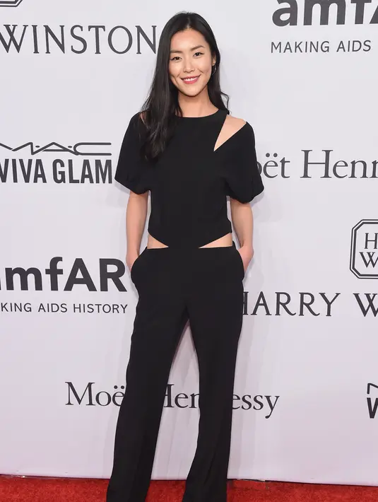 Paras cantik seperti putri kerajaan Tionghoa, Liu Wen adalah wanita pertama dari Asia yang terpilih di ajang fesyen show dunia Victorias Secrets. (AFP/Bintang.com)